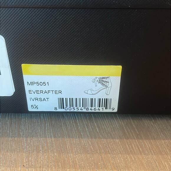 Badgley Mischka Ivory Satin Everafter Wedding Bridal Heel Sandal Size 5.5 - Picture 13 of 13